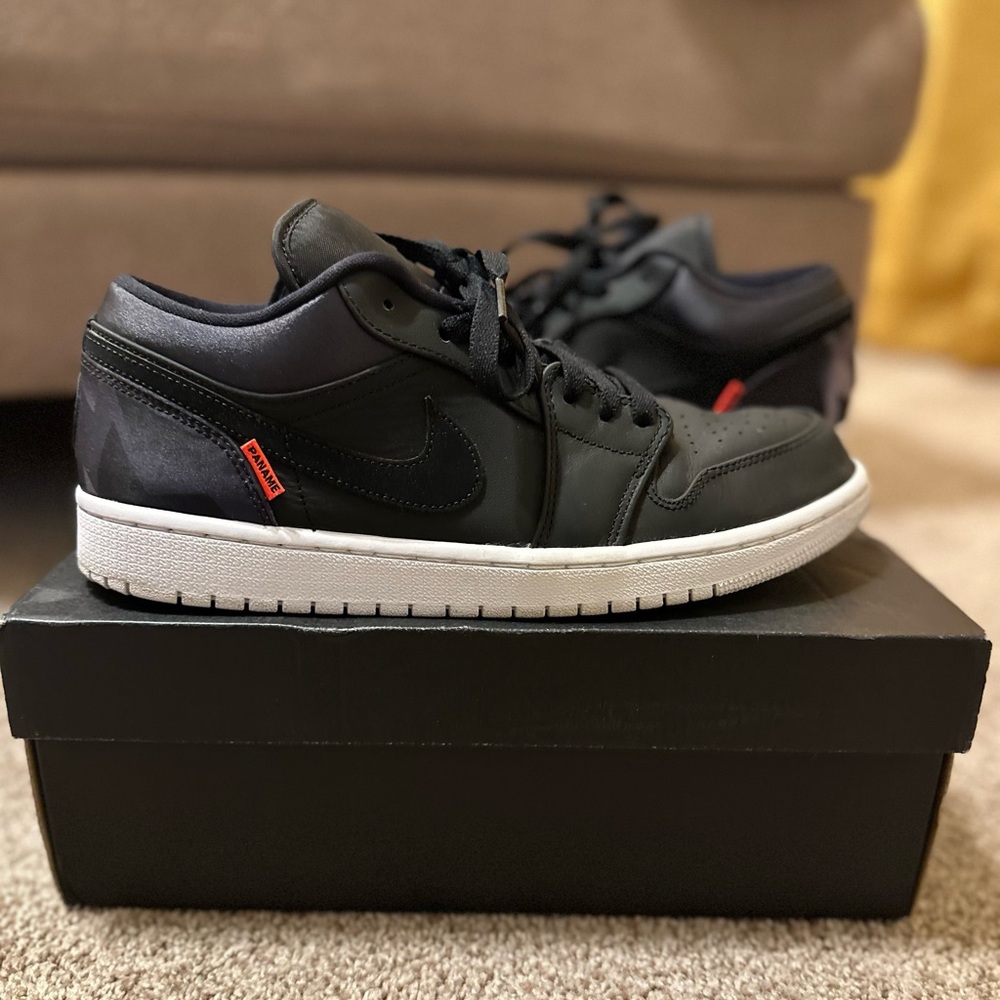 Jordan 1 Low PSG. Size 9.5. Black/Grey/Noir